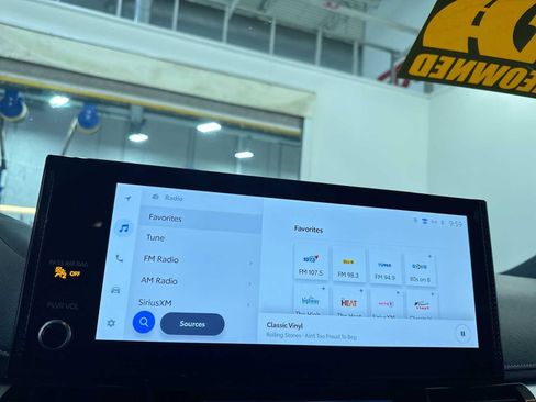 Used 2025 Toyota Sienna Limited image 23