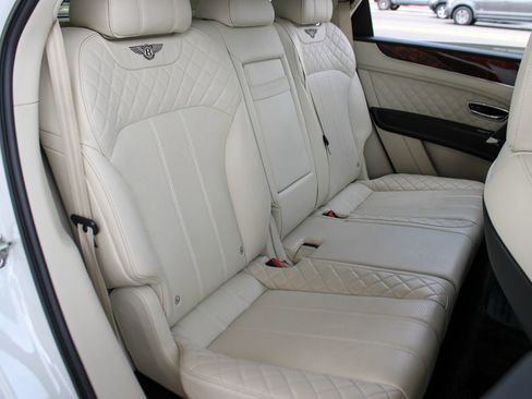 Used 2020 Bentley Bentayga Plug-In Hybrid AWD/4WD image 24