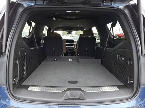 Used 2025 Chevrolet Suburban High Country AWD/4WD image 18