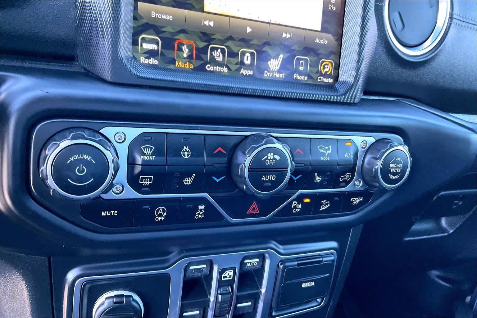 Used 2018 Jeep Wrangler Unlimited Sahara AWD/4WD image 30