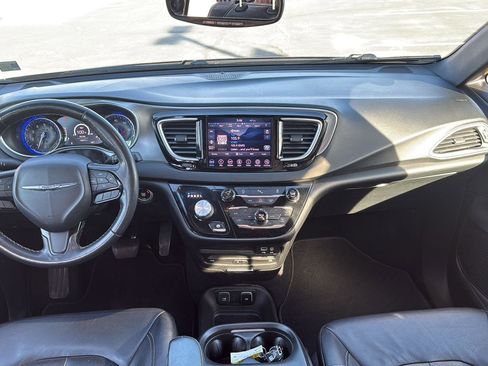 Used 2020 Chrysler Pacifica Touring-L Plus w/ S Appearance Package image 23