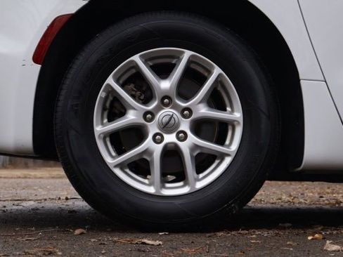 Used 2023 Chrysler Pacifica Touring image 17