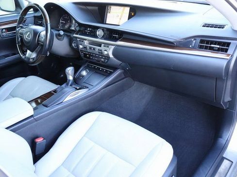 Used 2017 Lexus ES 350 w/ Ultra Luxury Package image 10
