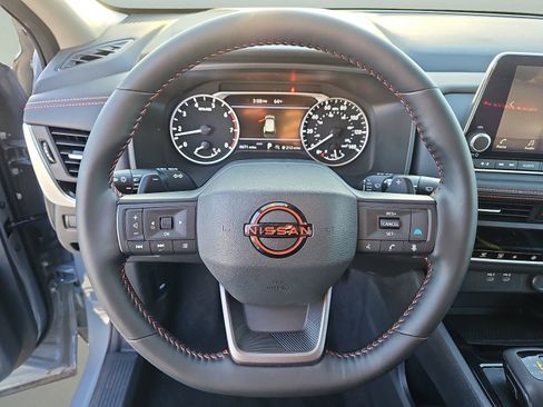 Used 2025 Nissan Rogue SV image 16