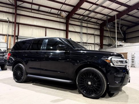 Used 2024 Ford Expedition XLT RWD image 3