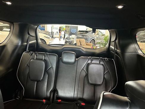 Used 2025 Chrysler Pacifica Limited FWD image 28
