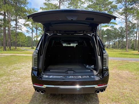 New 2025 Chevrolet Suburban Premier RWD image 9