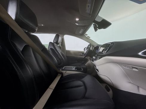 Used 2024 Chrysler Pacifica Touring-L FWD image 25