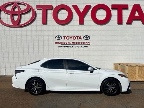 Used 2023 Toyota Camry SE w/ Cold Weather Package image 4