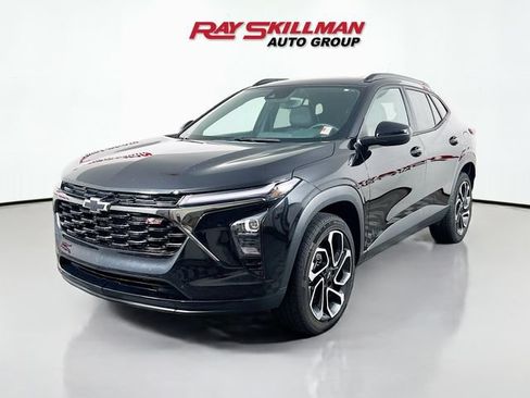 Used 2025 Chevrolet Trax RS w/ Sunroof Package FWD image 3