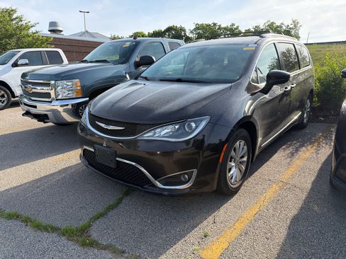 Used 2018 Chrysler Pacifica Touring-L FWD image 3