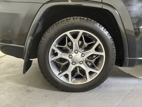 Used 2020 Jeep Grand Cherokee Overland AWD/4WD image 11