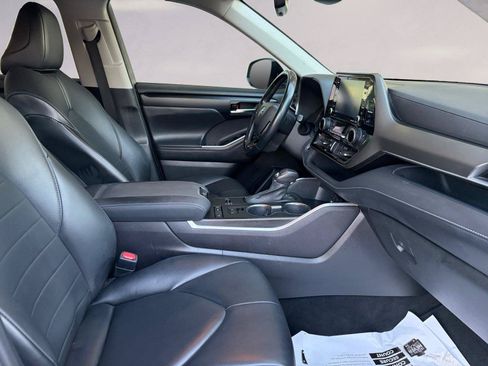 Used 2021 Toyota Highlander XLE FWD image 15