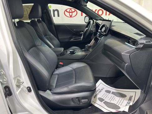 Used 2024 Toyota Venza Limited image 12
