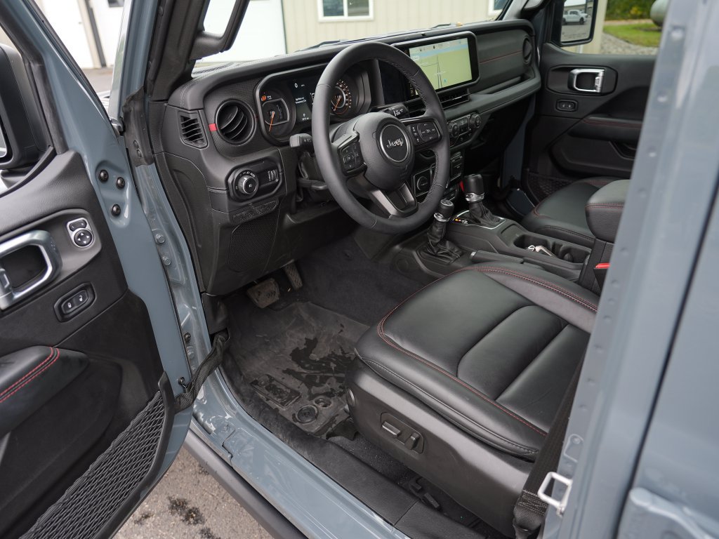Used 2025 Jeep Wrangler Unlimited Rubicon AWD/4WD image 13
