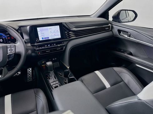 Used 2025 Toyota Camry SE image 23