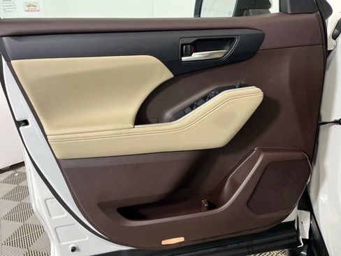 Used 2020 Toyota Highlander XLE image 11