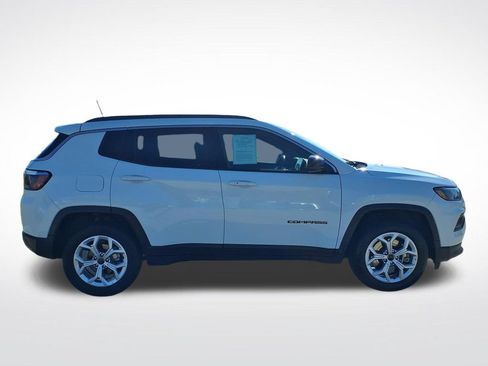 Used 2025 Jeep Compass Latitude AWD/4WD image 10