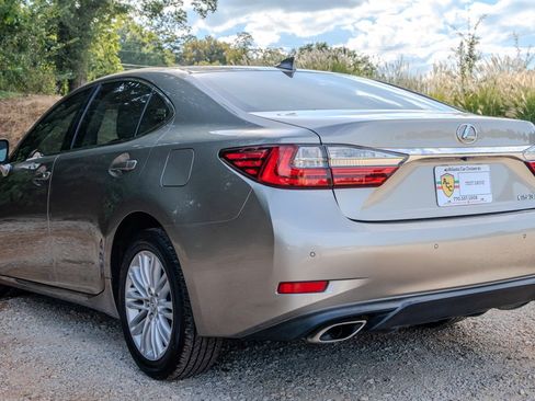 Used 2017 Lexus ES 350 w/ Premium Package FWD image 3