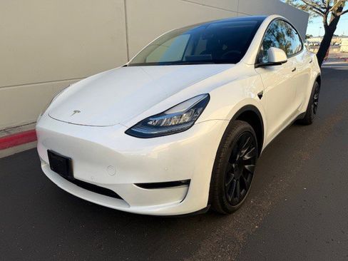 Used 2022 Tesla Model Y Long Range image 1
