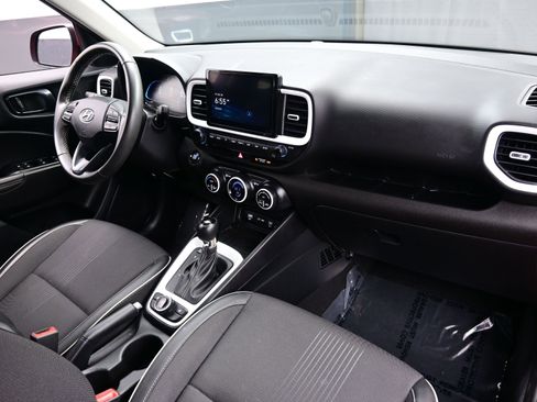 Used 2025 Hyundai Venue Limited image 15