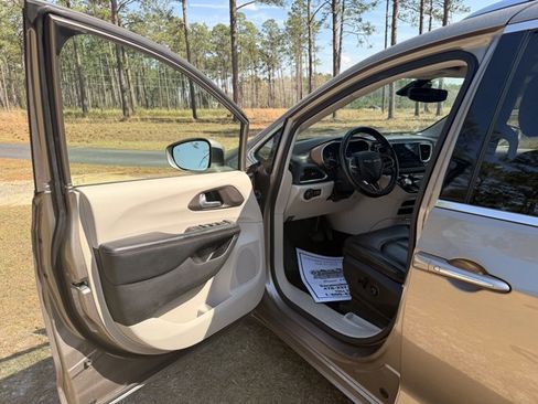 Used 2018 Chrysler Pacifica Touring-L Plus w/ Advanced Safetytec Group image 13