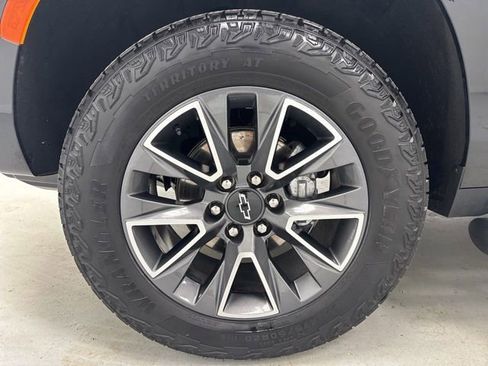 Used 2024 Chevrolet Suburban Z71 w/ Luxury Package AWD/4WD image 9
