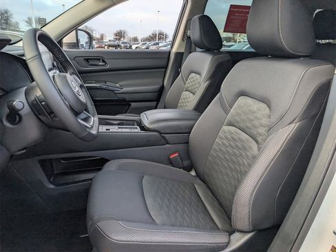 Certified 2024 Nissan Pathfinder SV image 26