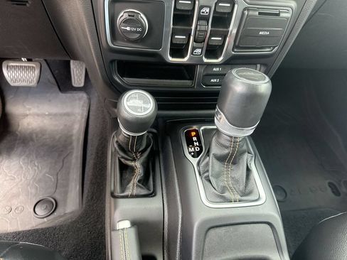 Used 2023 Jeep Gladiator Overland AWD/4WD image 18