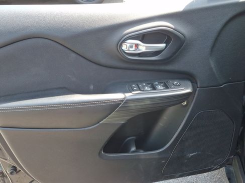 Used 2016 Jeep Cherokee Latitude FWD image 13