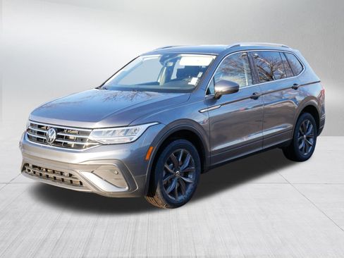 Used 2022 Volkswagen Tiguan SE image 3