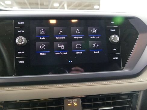 Used 2024 Volkswagen Taos SE AWD/4WD image 17