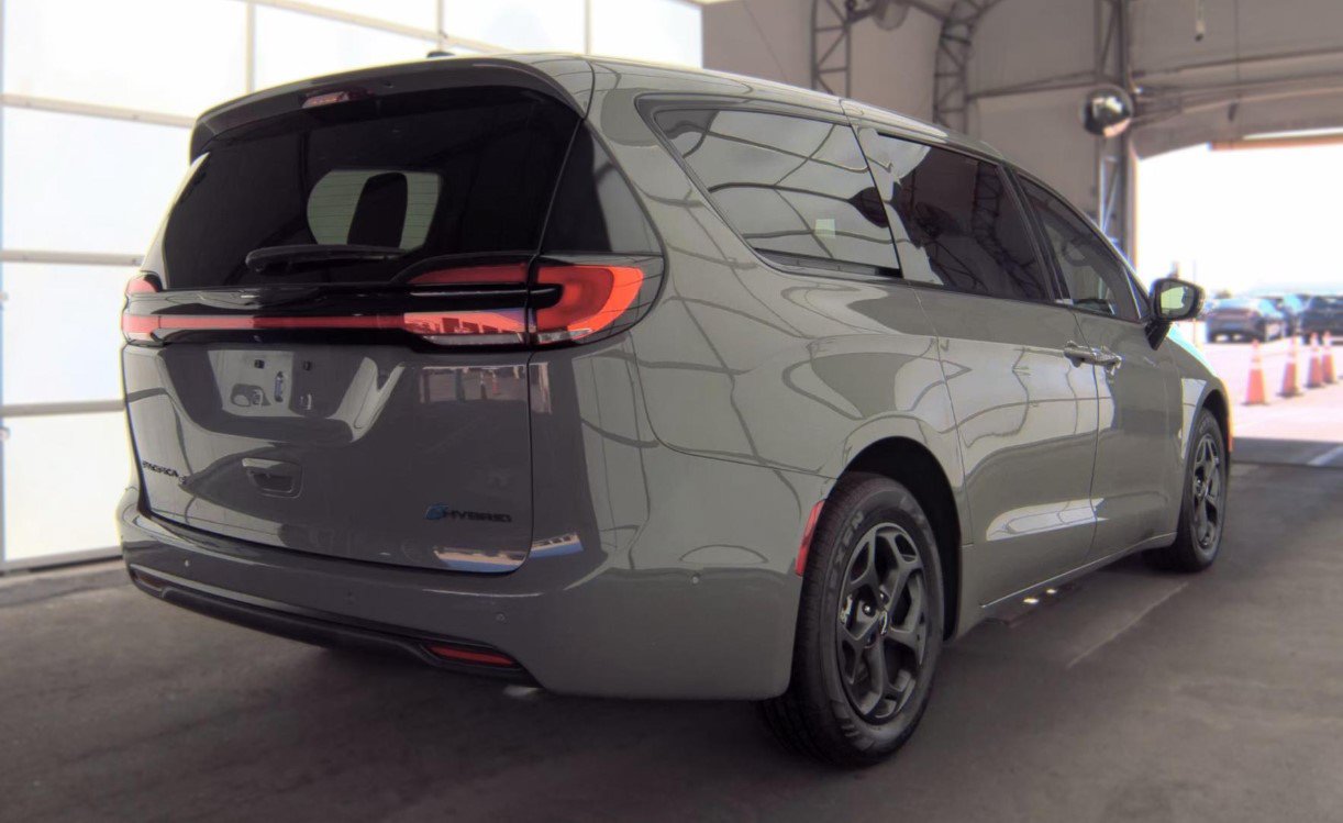 Used 2023 Chrysler Pacifica Limited w/ S Appearance Package FWD image 4