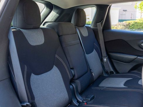 Used 2016 Jeep Cherokee Sport image 19