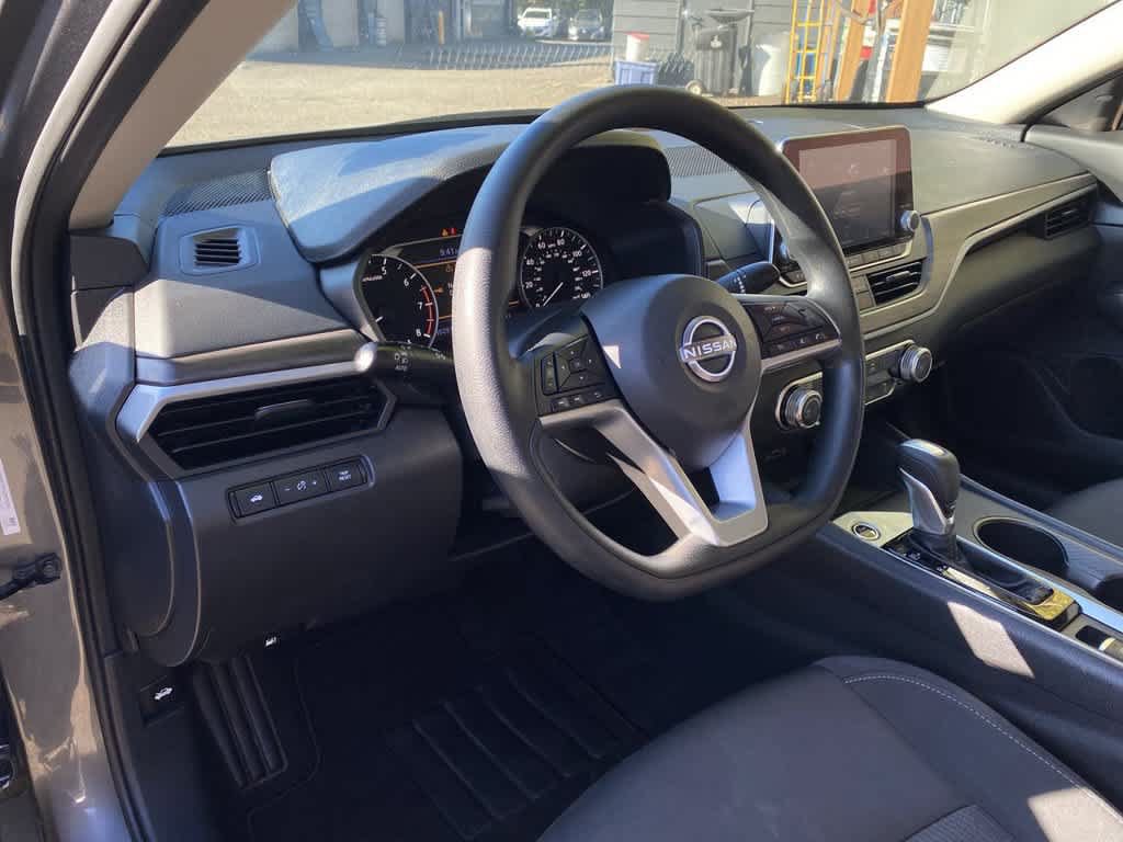 Used 2025 Nissan Altima 2.5 SV AWD/4WD image 2
