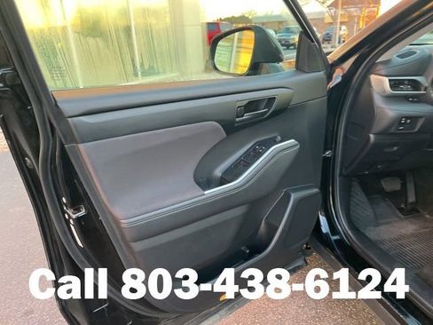 Used 2024 Toyota Highlander LE FWD image 5
