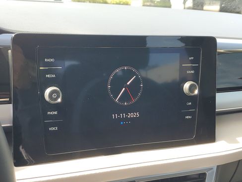 Used 2025 Volkswagen Taos SE w/ Panoramic Sunroof Package image 24