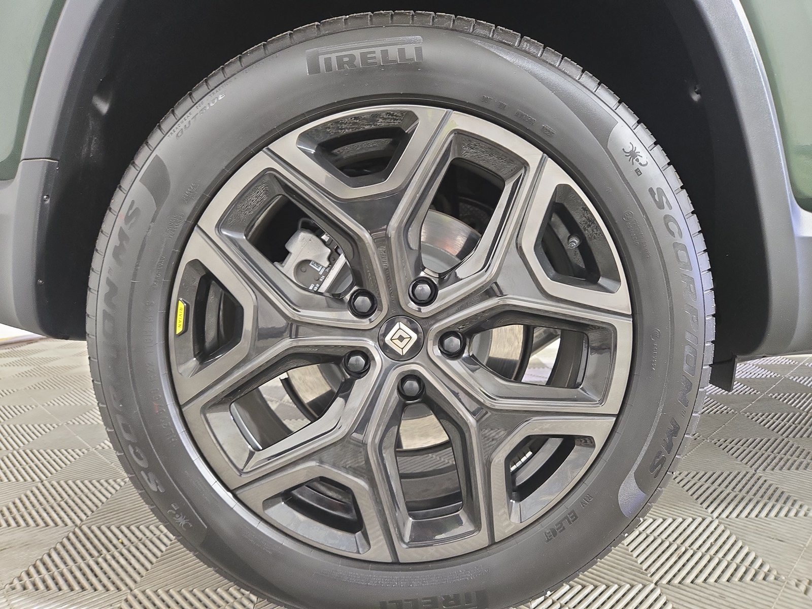 Used 2025 Rivian R1S Adventure Dual AWD/4WD image 12