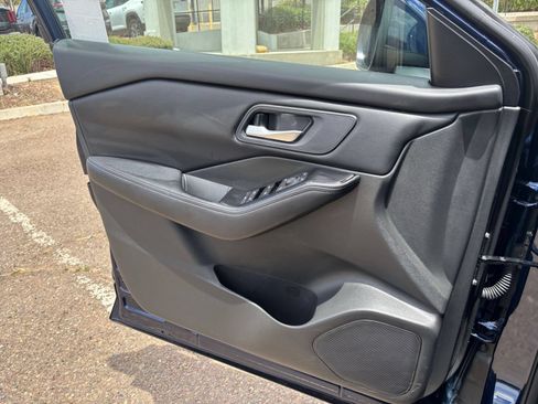 Used 2025 Nissan Rogue SV FWD image 18