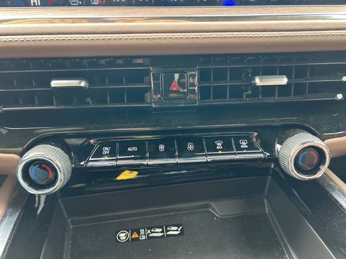 Used 2025 Chevrolet Suburban High Country image 17