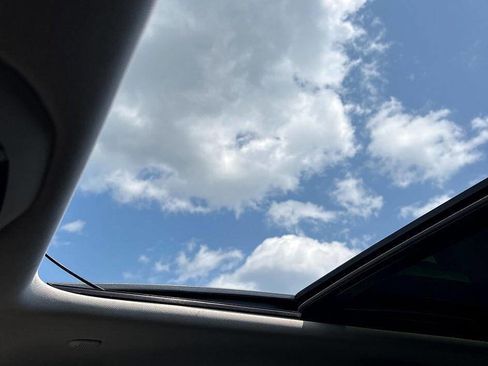 Used 2017 Chrysler Pacifica Limited image 18