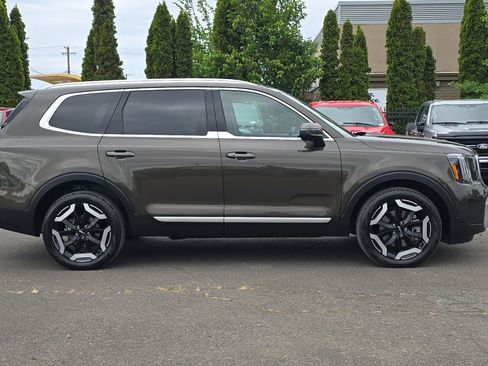 Used 2024 Kia Telluride EX w/ EX Captain's Chair Package AWD/4WD image 3