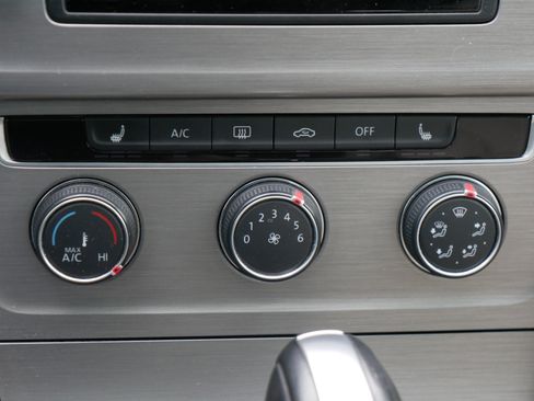 Used 2015 Volkswagen Golf SE image 23