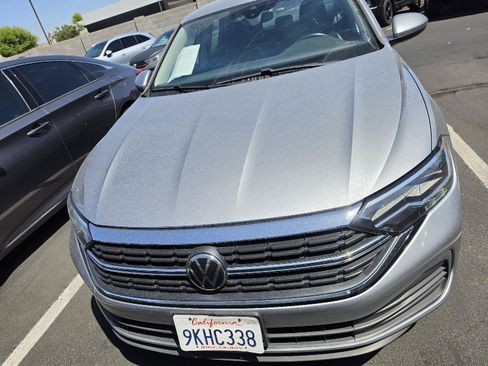 Used 2024 Volkswagen Jetta SE FWD image 5