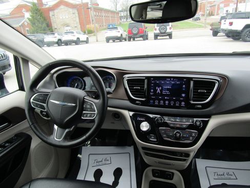 Used 2019 Chrysler Pacifica Touring-L Plus w/ Advanced Safetytec Group image 18