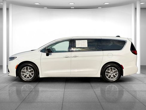 Used 2024 Chrysler Pacifica Touring-L FWD image 4