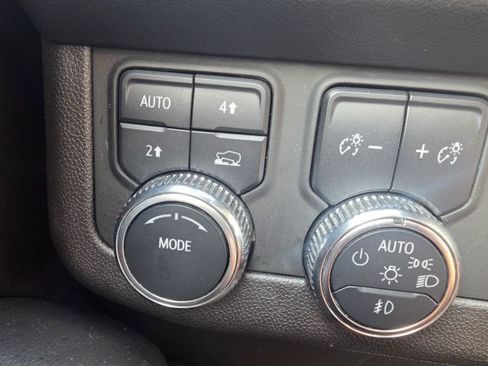Used 2023 GMC Yukon XL SLT AWD/4WD image 8
