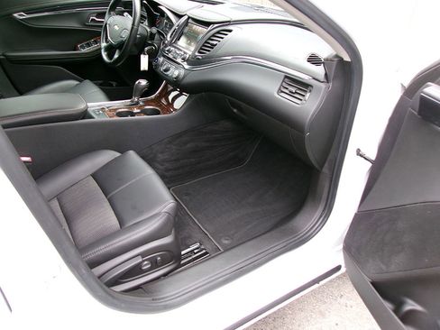 Used 2015 Chevrolet Impala LT w/ Convenience Package image 9