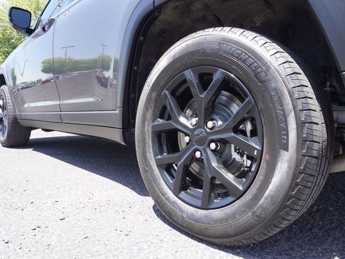 Used 2025 Jeep Grand Cherokee L Altitude RWD image 7