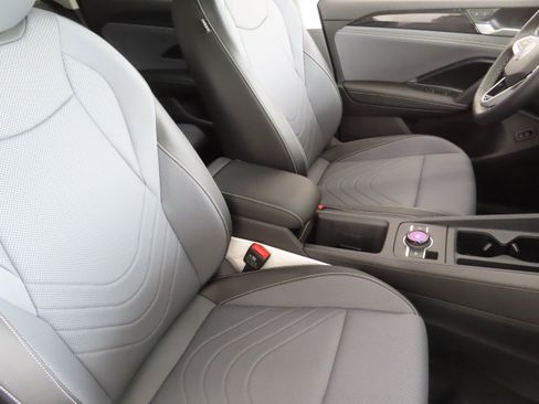 New 2025 Volkswagen Tiguan SE image 25